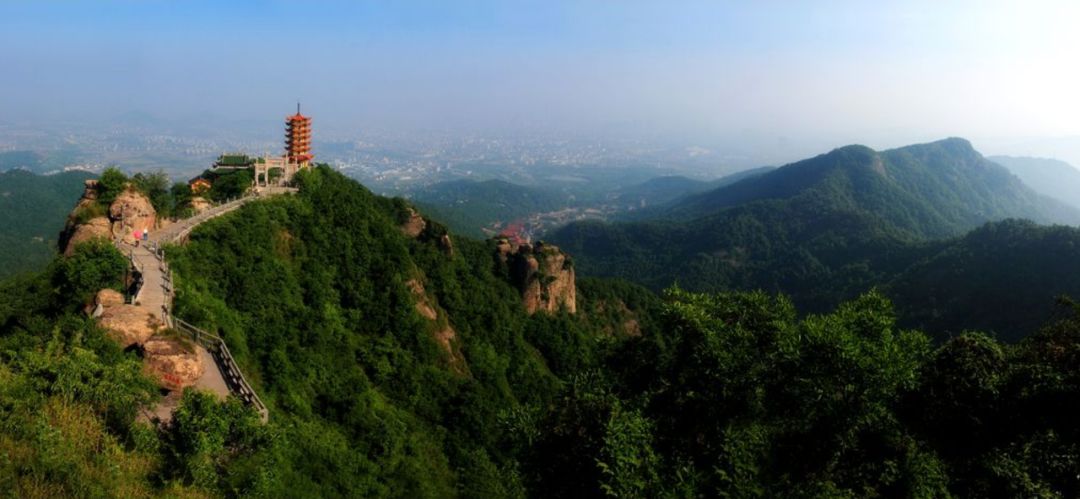 绍兴城东南的会稽山,以禹陵,百鸟乐园,香炉峰三大景点为主要景观.