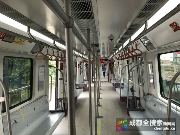 成都地铁5号线列车正式亮相 目前已启动车辆异地调试