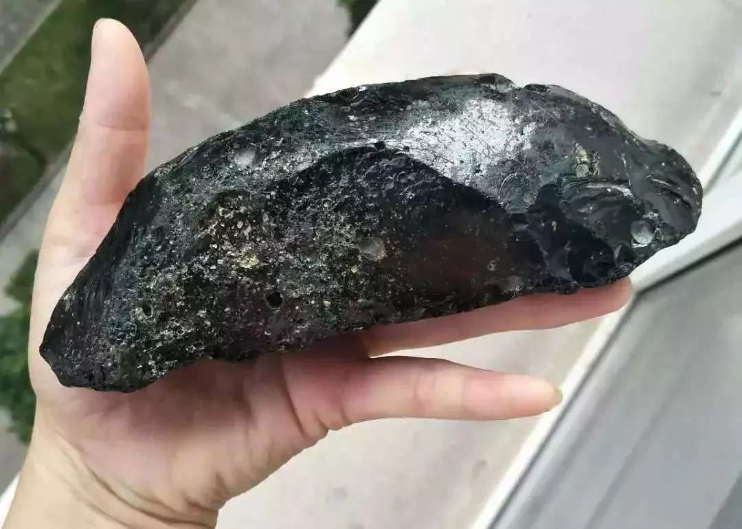 捡到一块黑色石头像陨石,请问去哪可以做鉴定