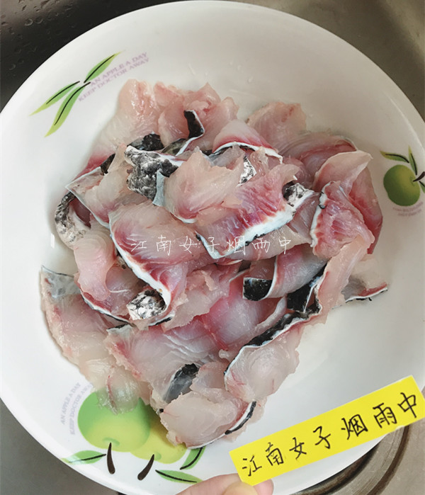 5.图为剔完鱼骨鱼刺,切成片的黑鱼肉.