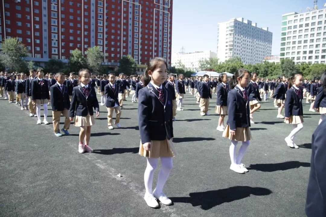 长治这个县的中小学生真拽校服免费穿政府出钱