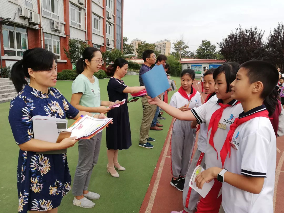 教师节活动我给老师发奖状济南市兴济小学少先队庆祝教师节主题活动