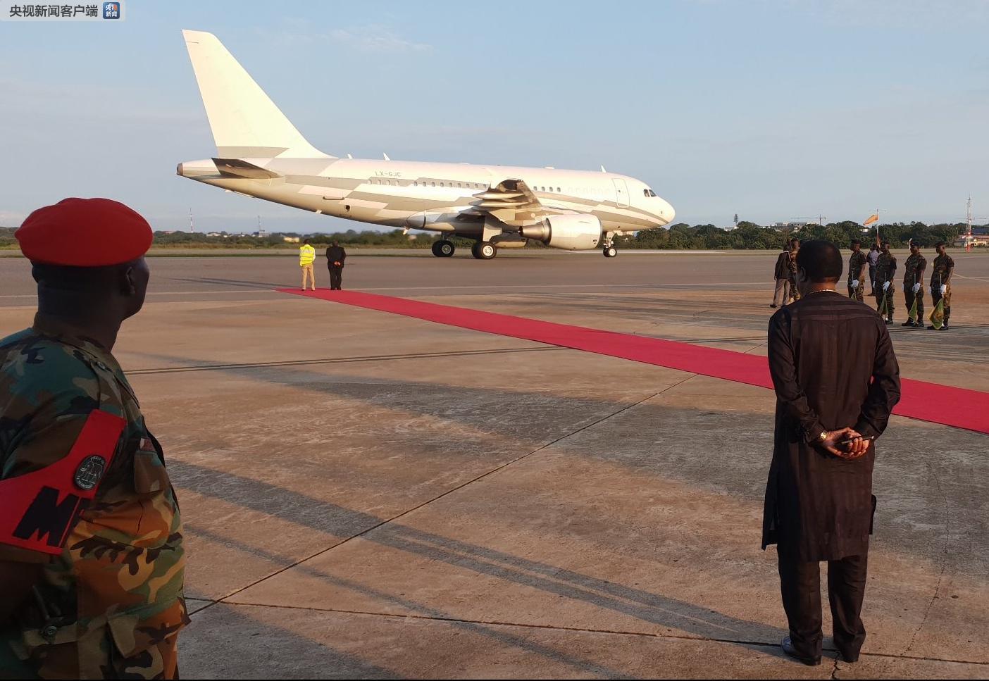加纳总统阿库福-阿多,副总统巴武米亚等官员赴加纳首都国际机场迎接.