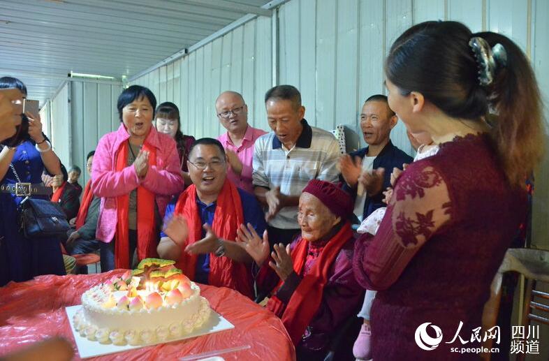 成都双流一老人迎来118岁生日 长寿秘诀:家庭和睦