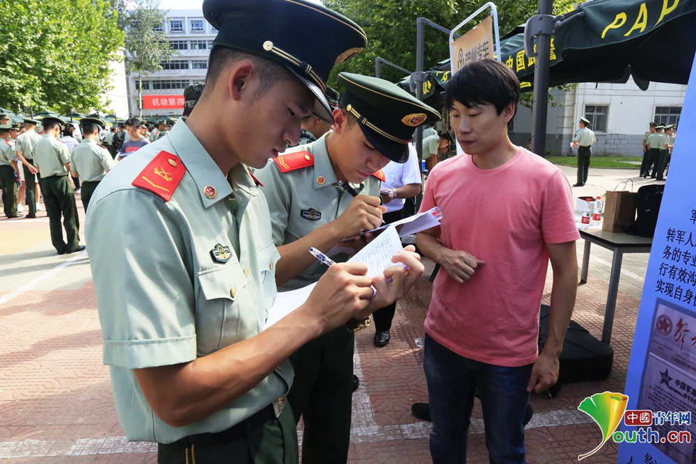 退伍士兵招聘_月薪8000退伍兵招聘会 抢手 近80 签订协议(3)