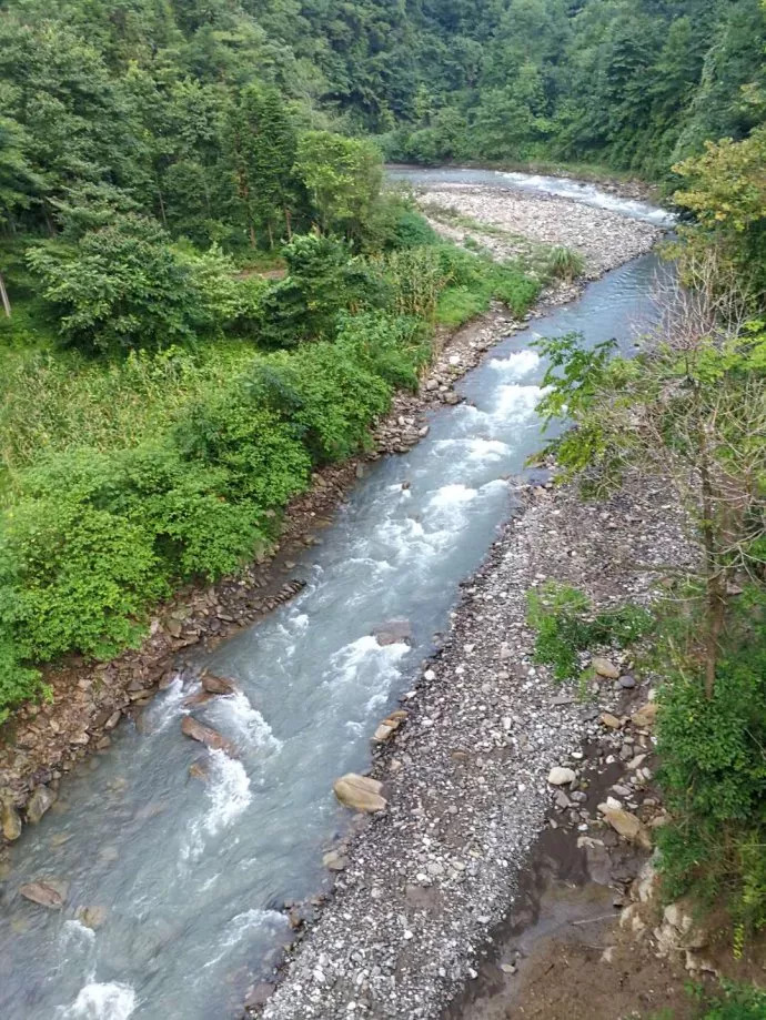 13▲四川彭州鸭子河的支流白鹿河,上书院河段.