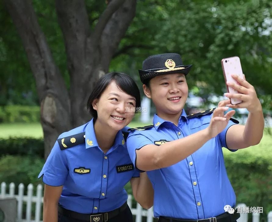 告别"五花八门" 城管小哥哥小姐姐以后就这样穿