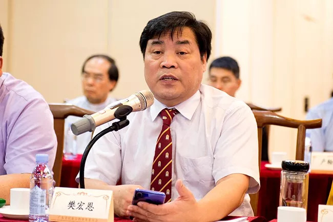 教务委员会主席苏永大主教,省基督教协会会长樊宏恩牧师分别联系实际