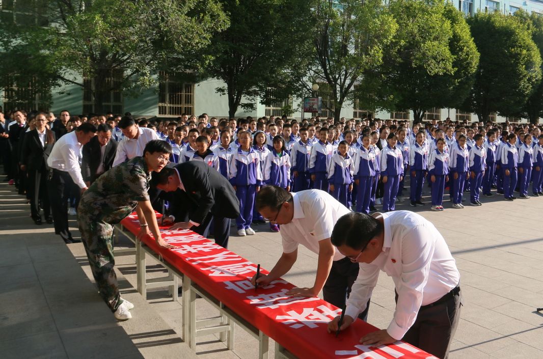 正视历史,奎屯市教育系统师生在国旗下庄严发声!