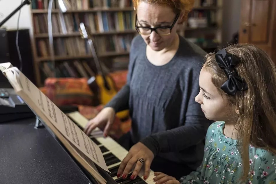 特别是学琴初期,很多家长,孩子都不太在意弹琴姿势,认为钢琴要学习的