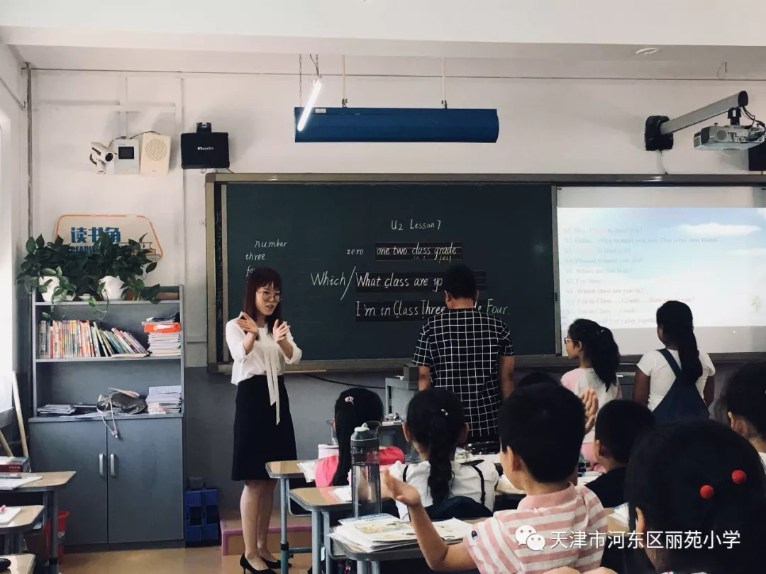 丽苑小学在开学初听取所有新入职教师随堂课