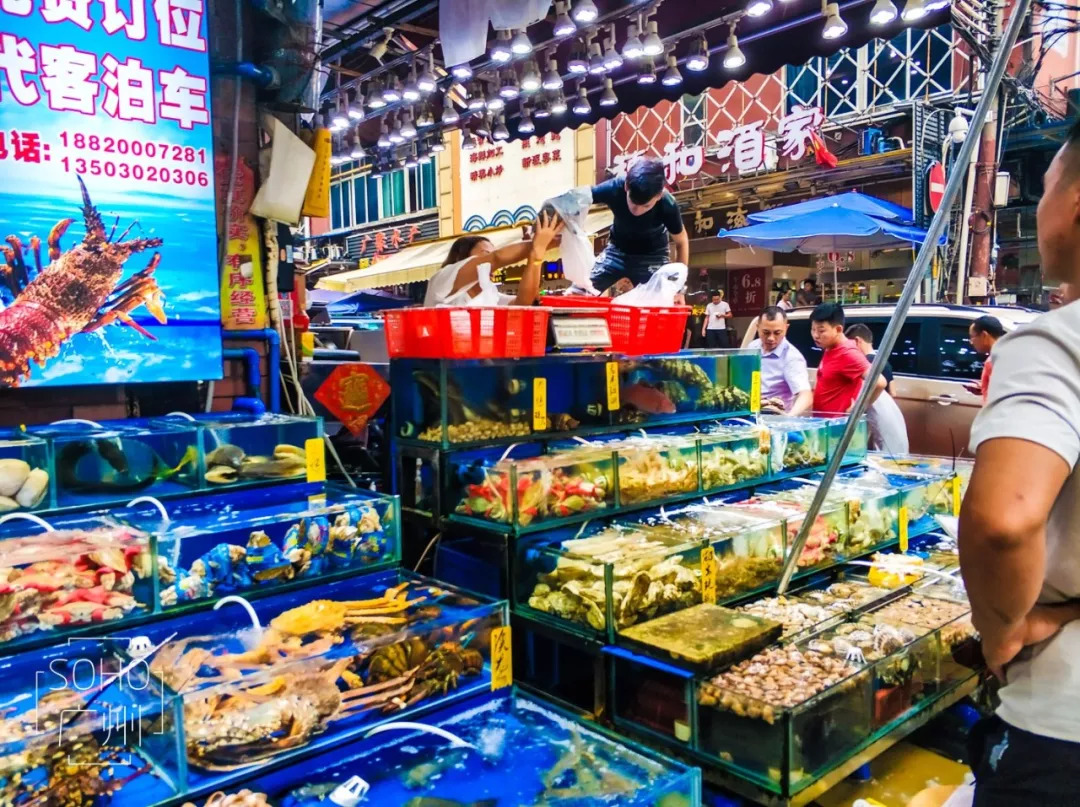重庆万州最火老街烤鱼，吃鱼“用鱼排队”，不小心排队两个半小时-馋大叔-馋大叔-哔哩哔哩视频
