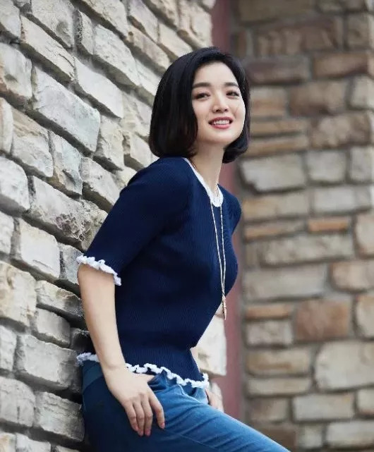白雪,中国青年女歌手,中央军委政治工作部歌舞团独唱演员,2005-2015
