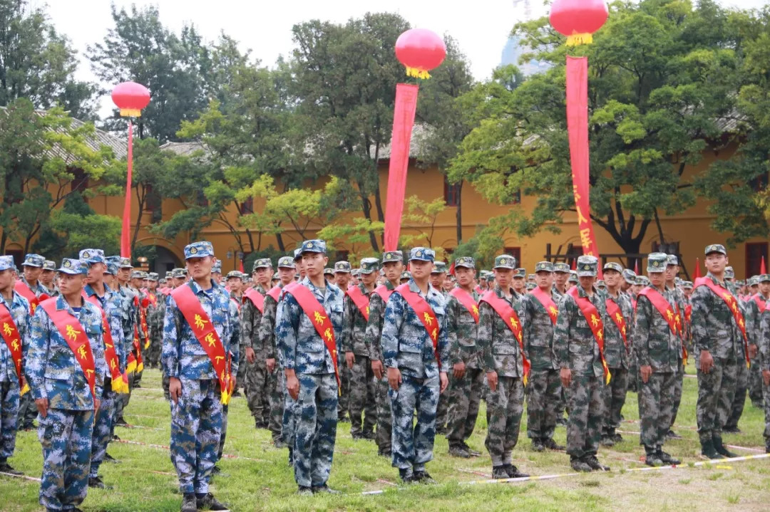 1500余名入伍新兵再次从云南陆军讲武堂胸戴红花出征赴军营_昆明市