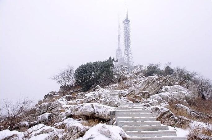 虎头山:西北十里《襄沔记》以此山与岘山,紫盖山为三岘,是山为上岘.