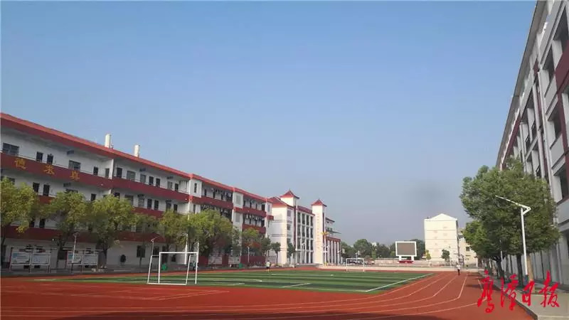 逄建水说,教改要使三中的教学真正为学生的"学"服务,教学成果在"学"中