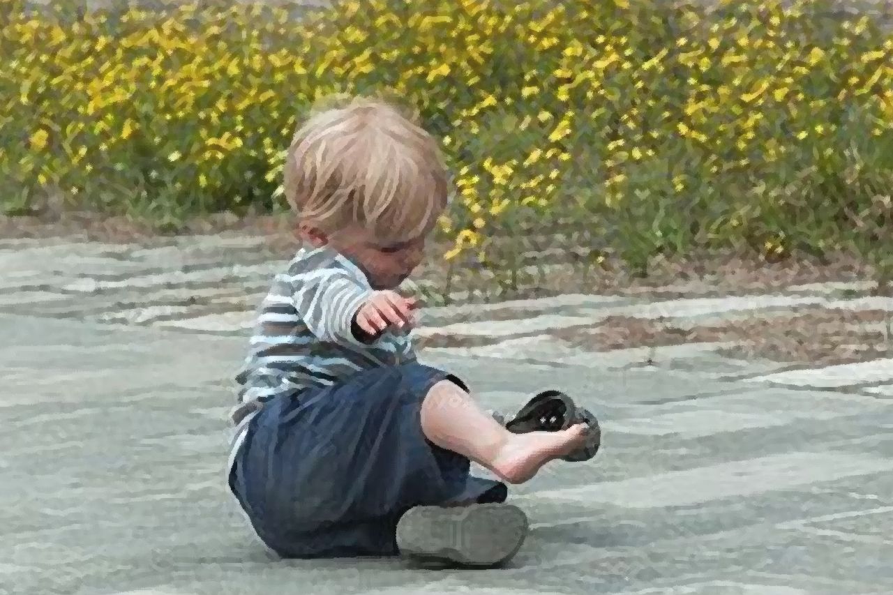 孩子摔倒后扶不扶?家长的两种态度,会明显拉开孩子间的差距