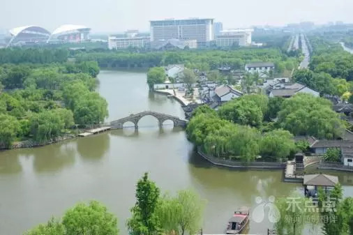 风景也十分优美,每天傍晚都有许多人在南湖边锻炼 嘉兴沿着运河边