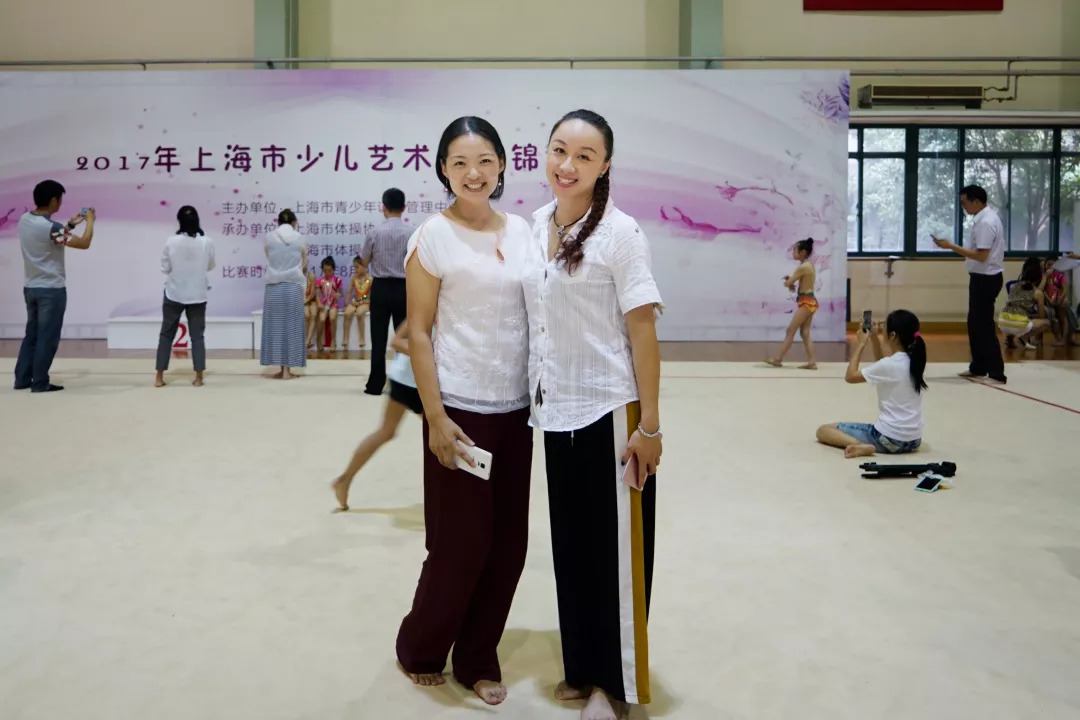 年龄:11岁 教练:顾熙凤,毛蕾 练艺术体操的姑娘们 个个都是一等一的