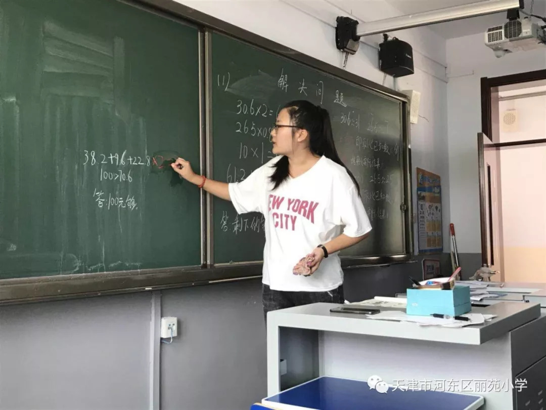 丽苑小学在开学初听取所有新入职教师随堂课