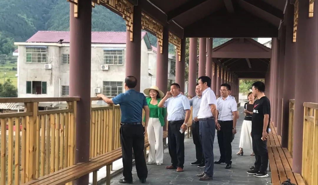 邓雪琴一行首先来到小河乡田心村风雨桥一带,对小溪河田心河段进行了