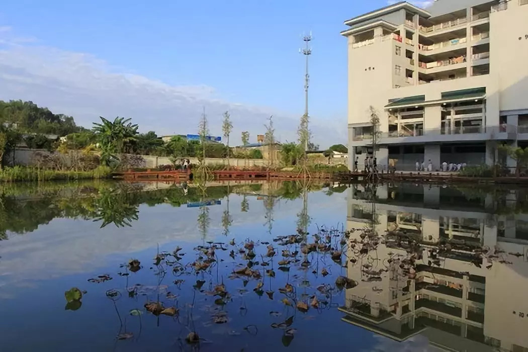 广州华夏职业学院左右滑动查看更多广州华商职业学院左右滑动查看