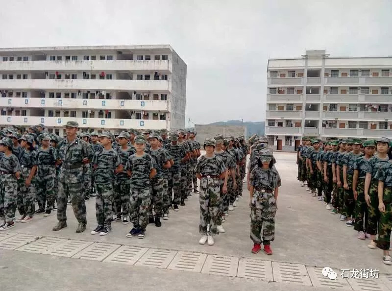 桂平市石龙二中学为期五天的生军训正在学校新落成的体育场如火如荼