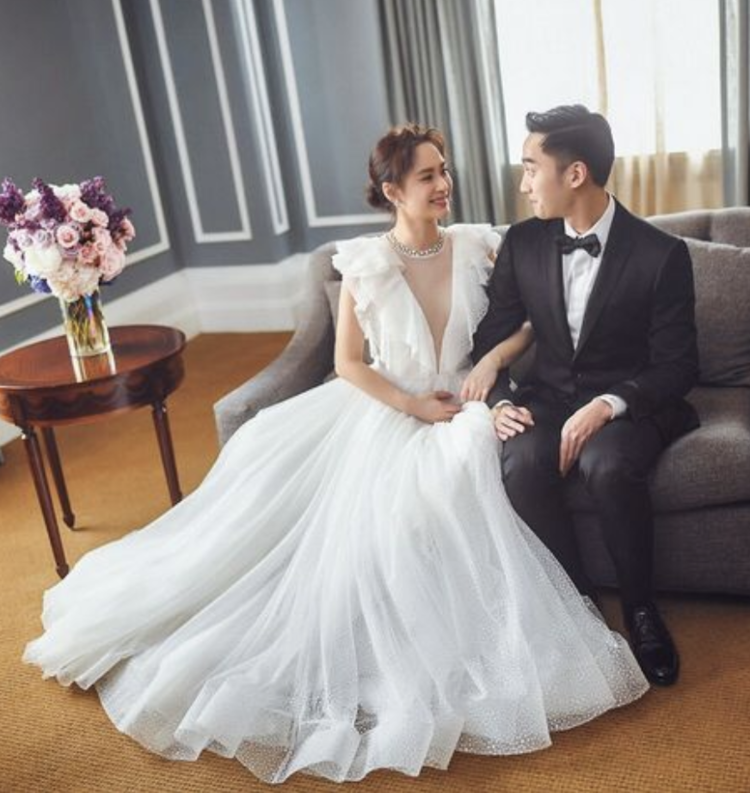 月前举行婚礼的钟欣潼选了jenny packham的深v 婚纱出嫁,仙气的ruffle