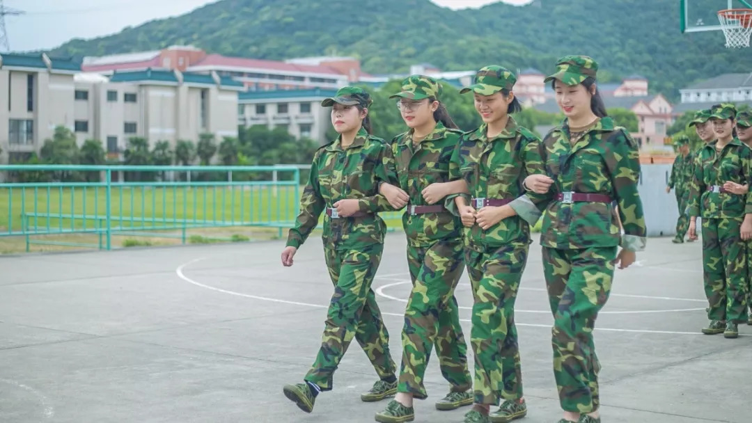 【小绿人观察日记】女神篇丨谁说穿上军训服的女生不好看的!