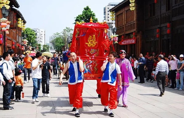 四抬大花轿早已等候在民族婚庆博物馆索性来的再彻底些既然是穿越弄堂