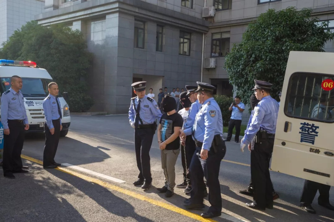 刑满释放后,他长期混迹于大冶,黄石等地.