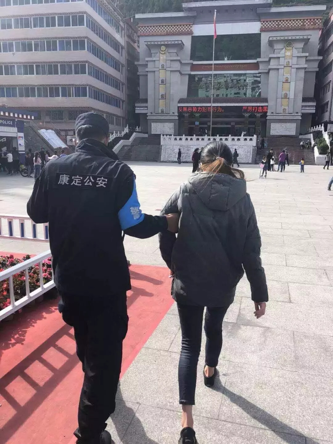 醉酒女子欲跳江轻生，广州港航民警火速救援