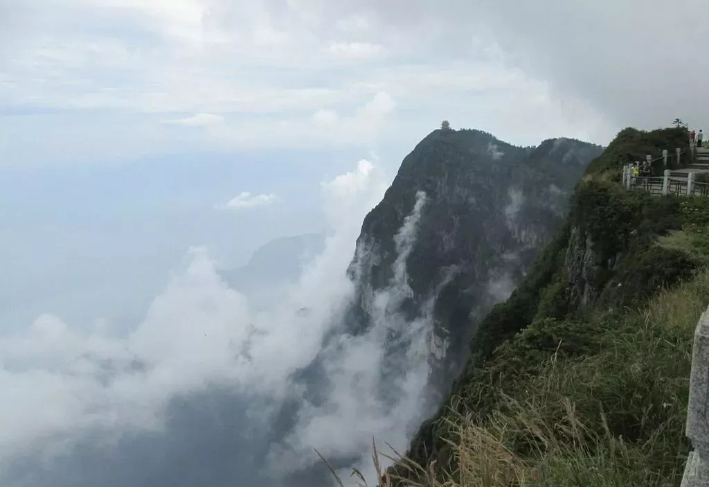 不足十天峨眉山又一男子跳崖!景区搜救中