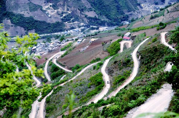 环绕在绿水青山间 穿越于阡陌之中 △怒江州:蜿蜒的山区公路为贫困户