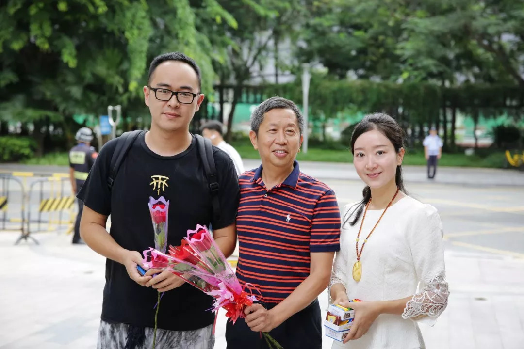 【幸福学校】鲜花谢师恩,桃李感恩情——南山二外集团学府中学教师节