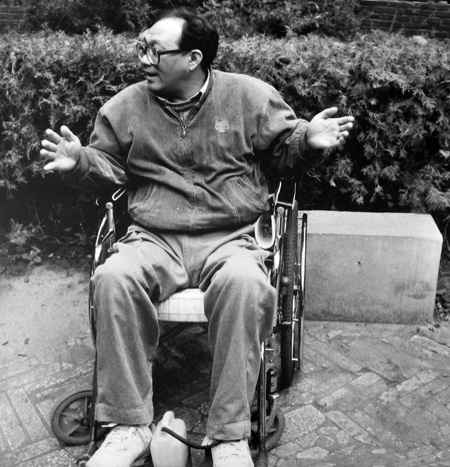坐在轮椅上的史铁生 1995年摄