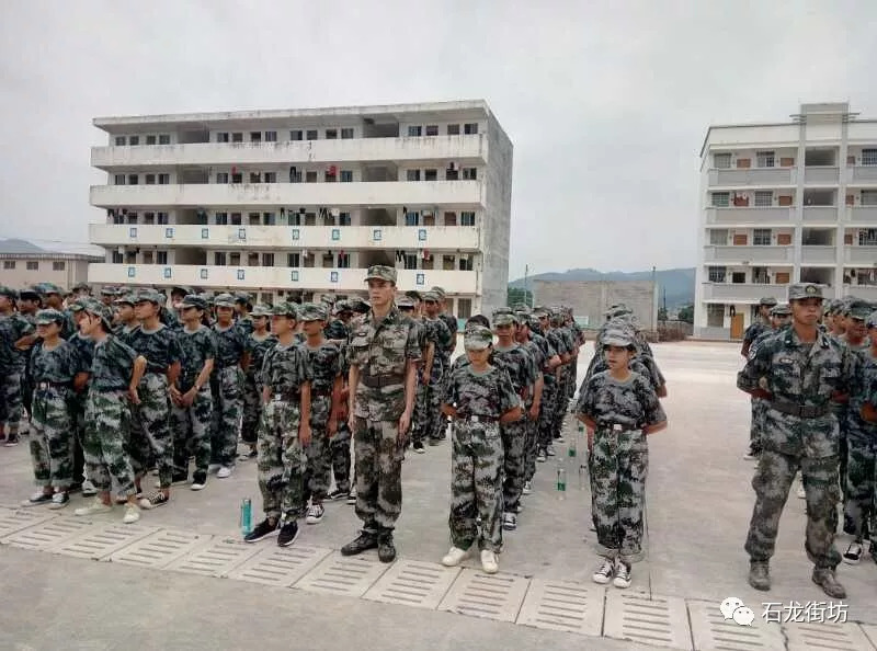 桂平市石龙二中学为期五天的生军训正在学校新落成的体育场如火如荼