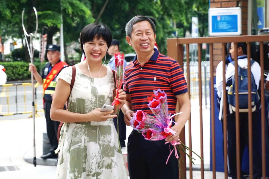 【幸福学校】鲜花谢师恩,桃李感恩情——南山二外集团学府中学教师节