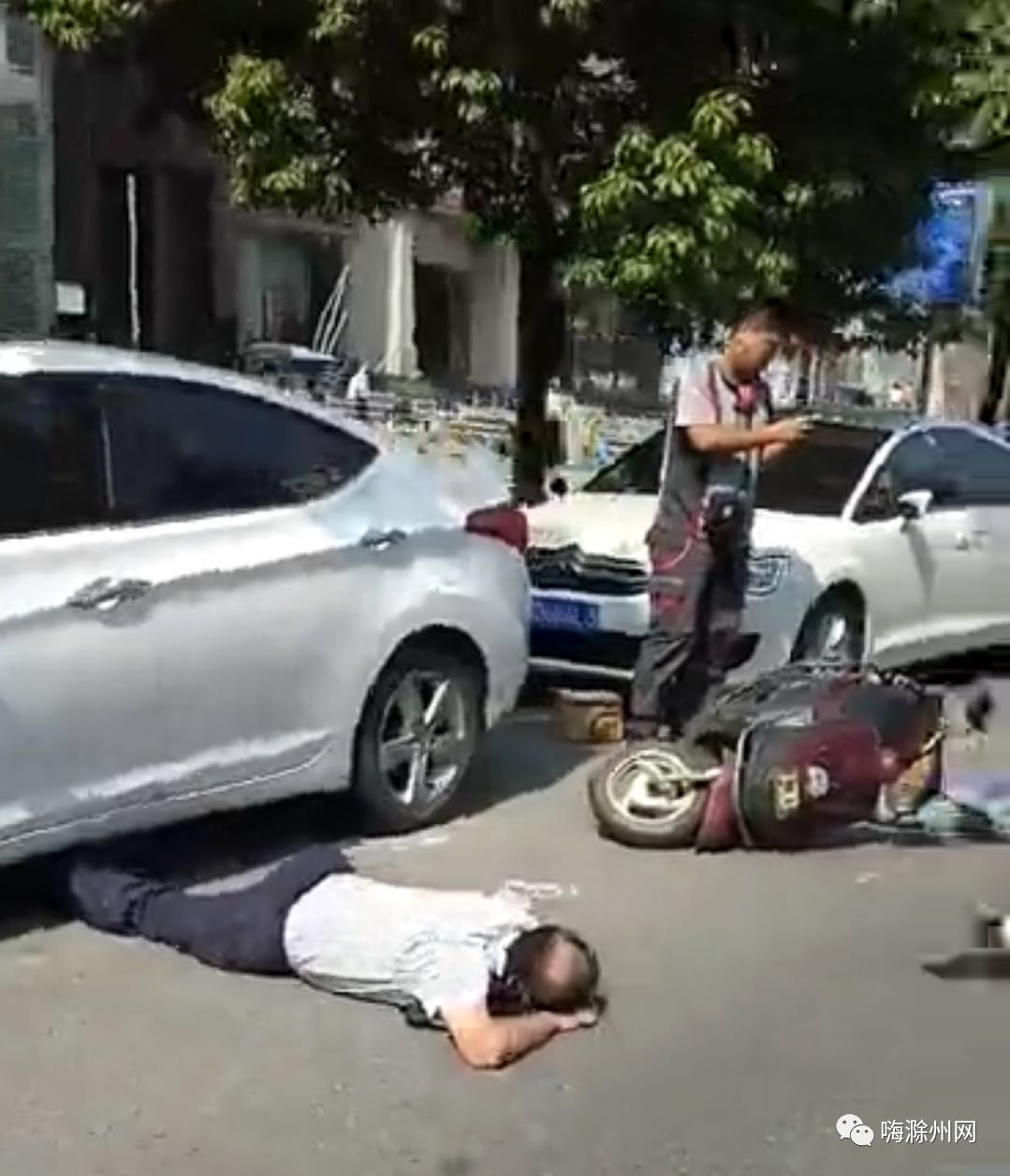 电动车打滑一女子摔下后被公交车碾过头部致死-搜狐大视野-搜狐新闻