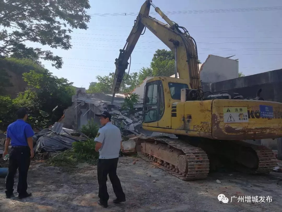 石 滩 镇9月10日石滩镇依法对横岭村东巷3间违建房屋进行拆除,拆除