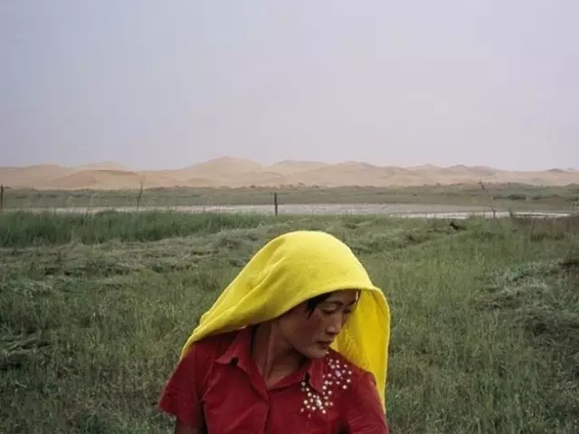 村妇头上的头巾在当时很流行,颜色也很多,记的小时候,妈妈有好几块