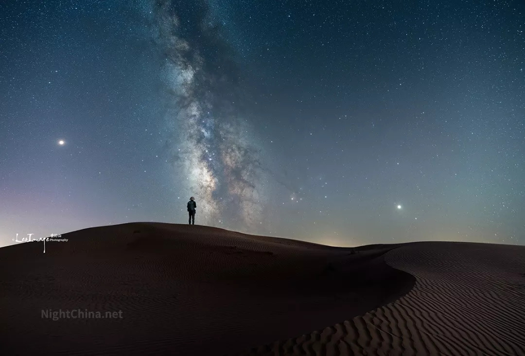 浩瀚的夜空下,孤寂的沙漠上,执着的追星者在守望着属于他们的世界.