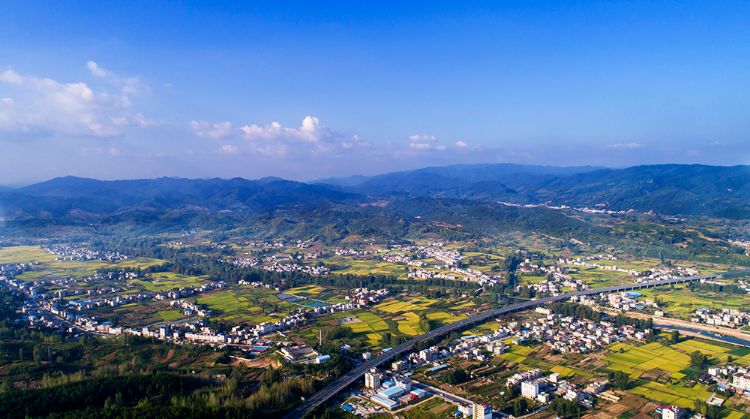 美哉美呆秋日空中看房县的稻田美景