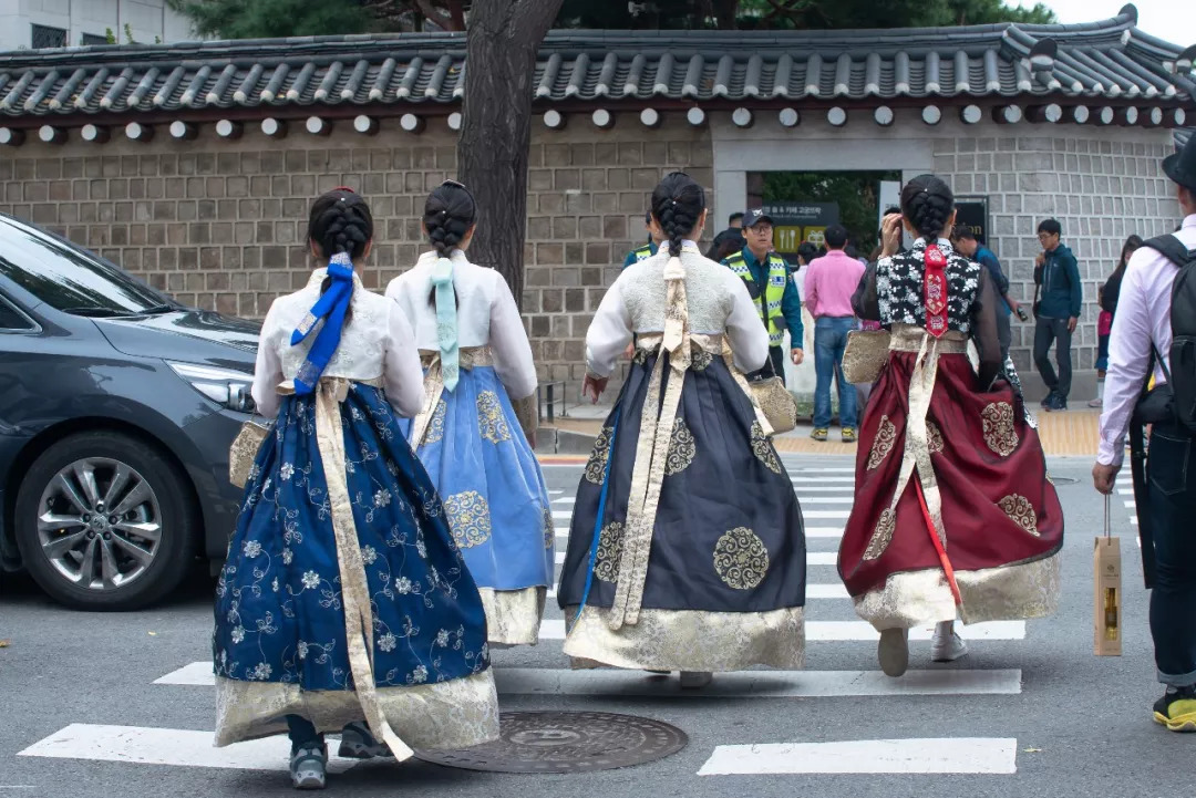 景福宫附近街道上穿着改良韩服的游人.