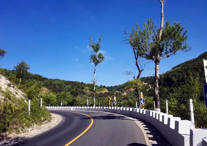 过火车的桥,现已废弃△范琦路素有"怀柔最美公路"的美誉,沿途风景