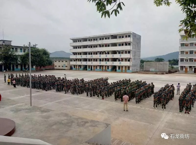 桂平市石龙二中学为期五天的生军训正在学校新落成的体育场如火如荼