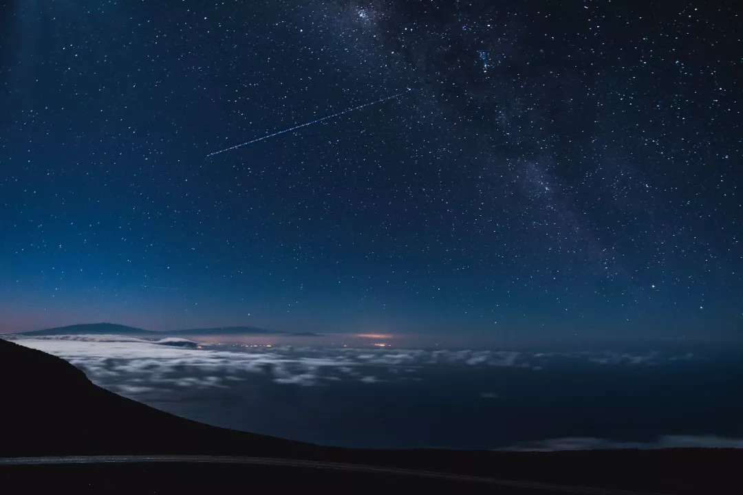 每日最美壁纸丨黑夜无声,星辰作伴