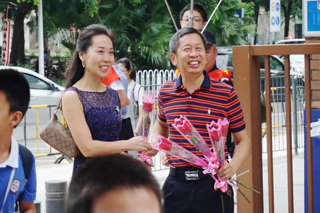 【幸福学校】鲜花谢师恩,桃李感恩情——南山二外集团学府中学教师节