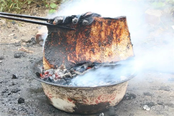 对保山火烧肉的最高评价是再来一碗饭