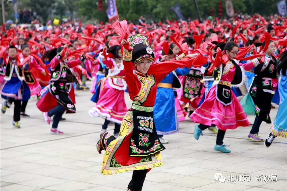 花脸表演 和曲而唱,随乐而演 花灯唱词,祖辈口授相传 舞蹈 羌族沙朗